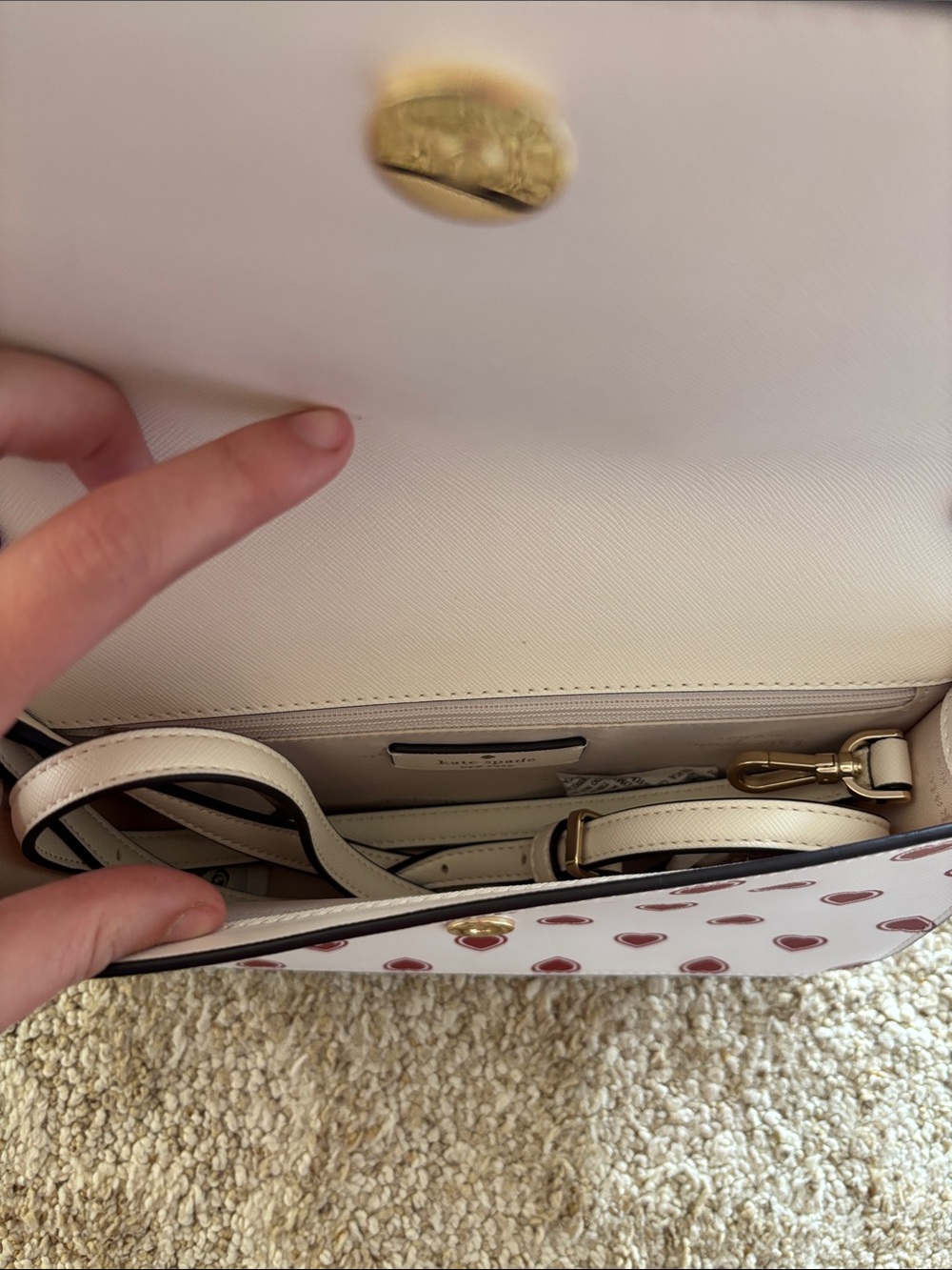 NWOT Kate Spade White Shoulder Bag with Red Heart Print and Gold Chain - Picture 3 of 4